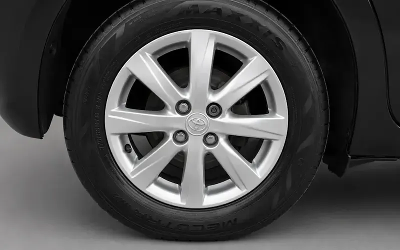 Used Toyota Yaris 101 HP (74 kW) 2013 Black Hatchback