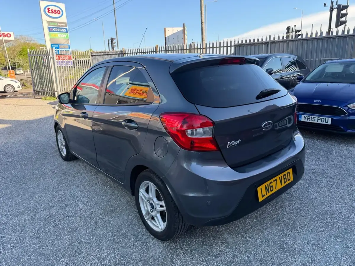 Begagnad Ford Ka Plus Zetec 85 HK (62 kW) 2017 Grå Halvkombi