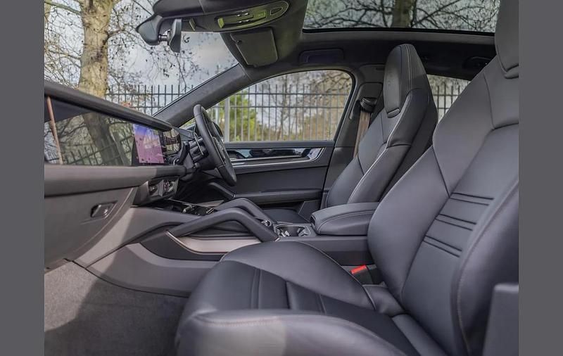 New Porsche Cayenne Turbo E-Hybrid 729 HP (536 kW) 2025 Grey SUV