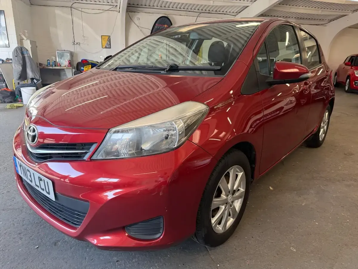 Used Toyota Yaris 101 HP (74 kW) 2013 Red Hatchback