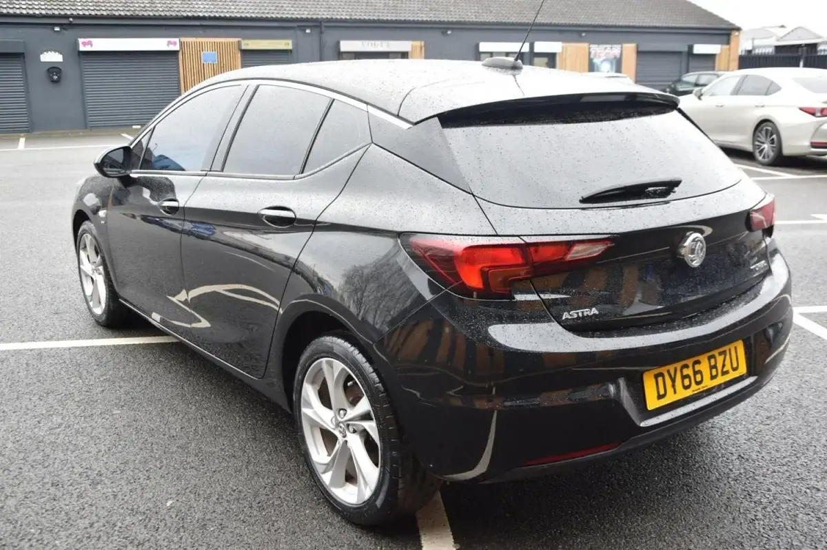 Second-hand Vauxhall Astra SRi 150 CP (110 kW) 2016 Negru Hatchback