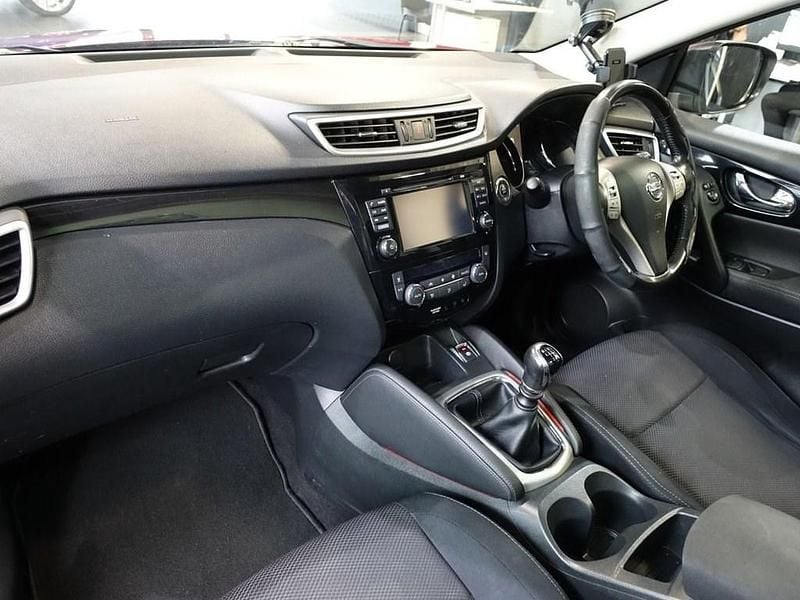 Used Nissan Qashqai N-TEC 115 HP (84 kW) 2015 Red SUV