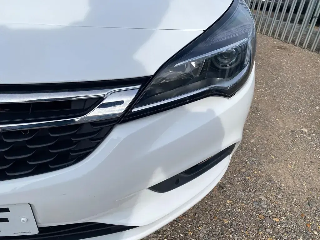 Begagnad Vauxhall Astra Design Edition 2018 Vit Halvkombi