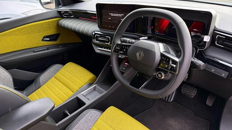 Used Renault R5 Iconic 110 kW (150 HP) 2025 White/black Hatchback