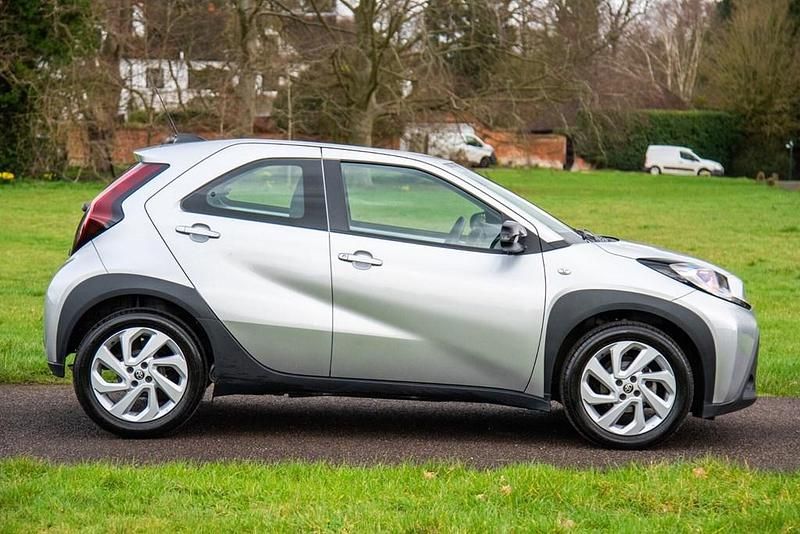 Usado Toyota Aygo X PURE 72 HP (52 kW) 2023 Prateado SUV