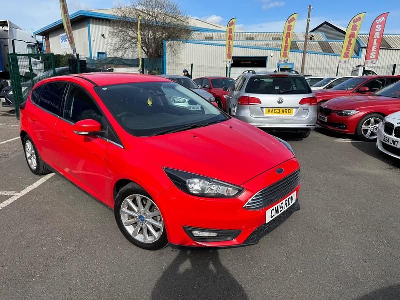 Used Ford Focus Titanium 125 HP (91 kW) 2015 Red Hatchback