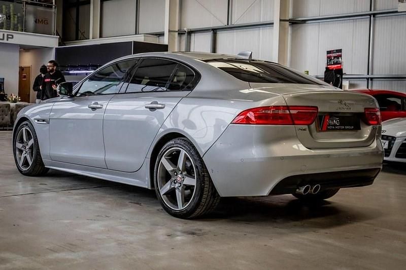 Begagnad Jaguar XE R-Sport 180 HK (132 kW) 2017 Silver Sedan