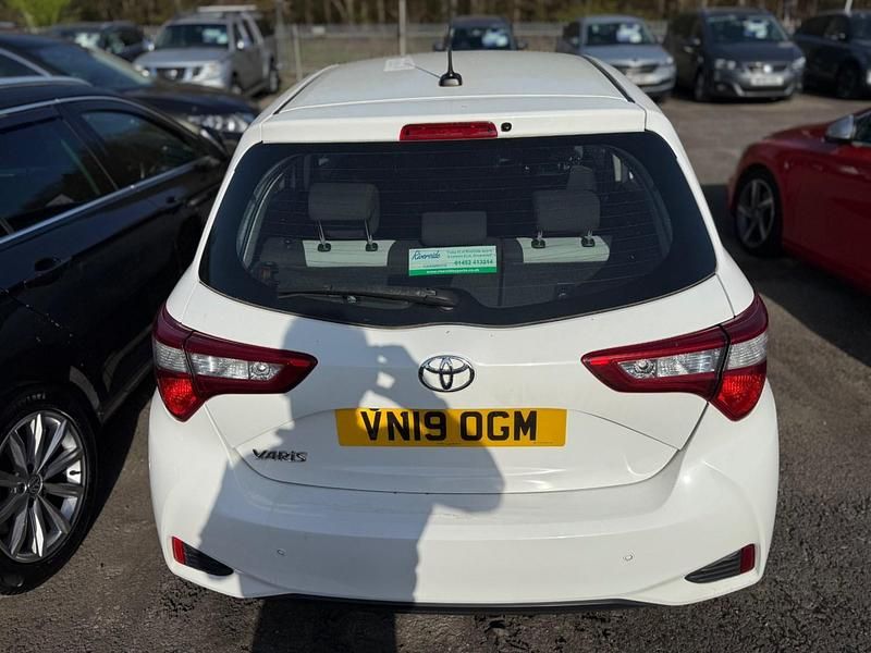 Used Toyota Yaris 107 HP (78 kW) 2019 White Hatchback
