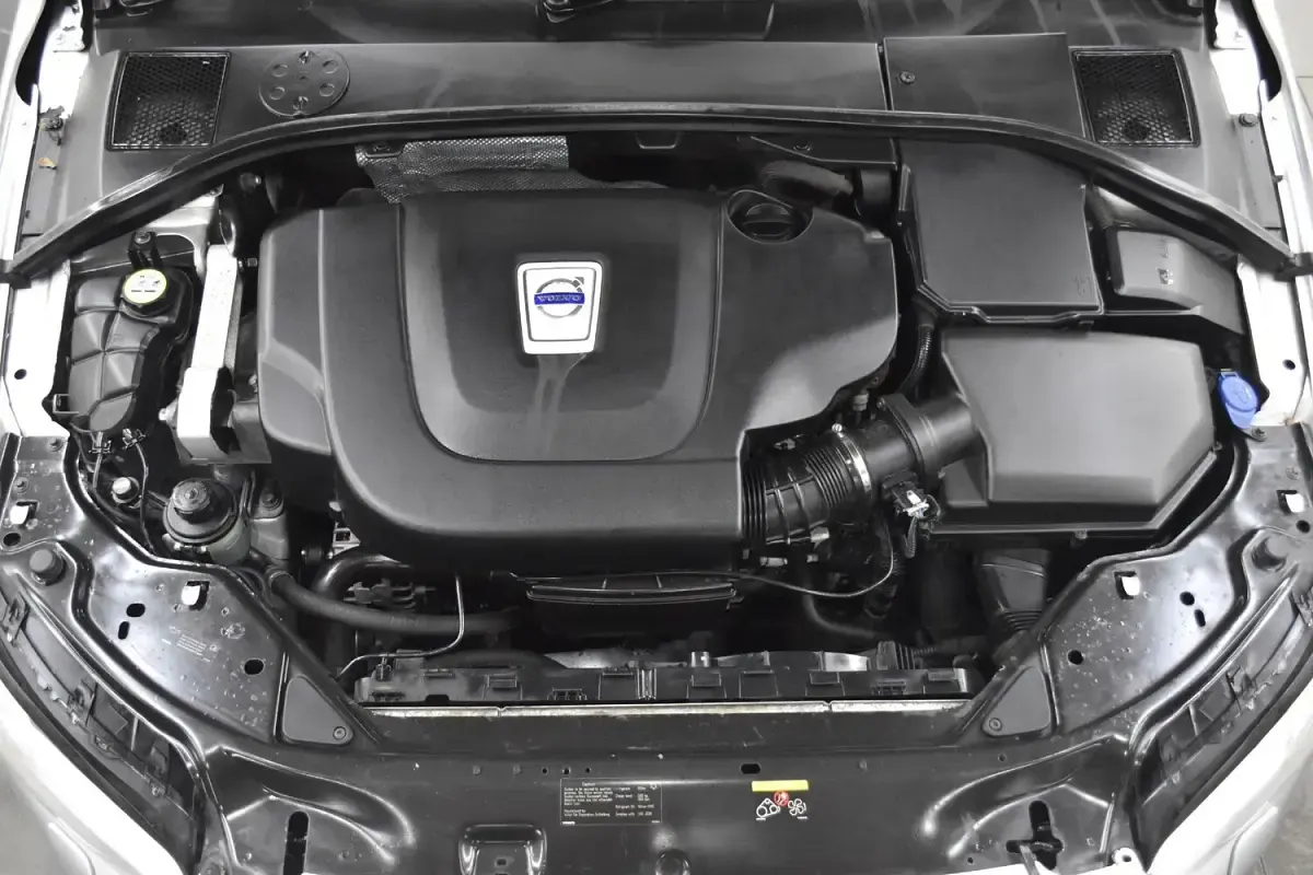 Used Volvo V70 R-Design 163 HP (119 kW) 2011 Silver Estate