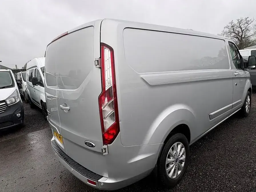 Usado Ford Transit Custom Limited 130 HP (95 kW) 2020 Prateado
