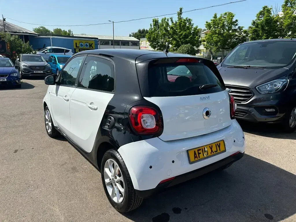 Used Smart ForFour Passion 71 HP (52 kW) 2015 White Hatchback