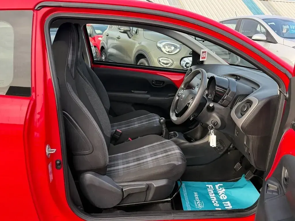 Begagnad Peugeot 108 Active 72 HK (52 kW) 2018 Röd Halvkombi