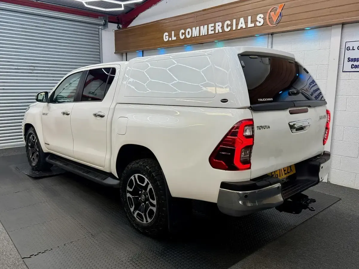 Used Toyota HiLux Luxury 150 HP (110 kW) 2022 White Pickup