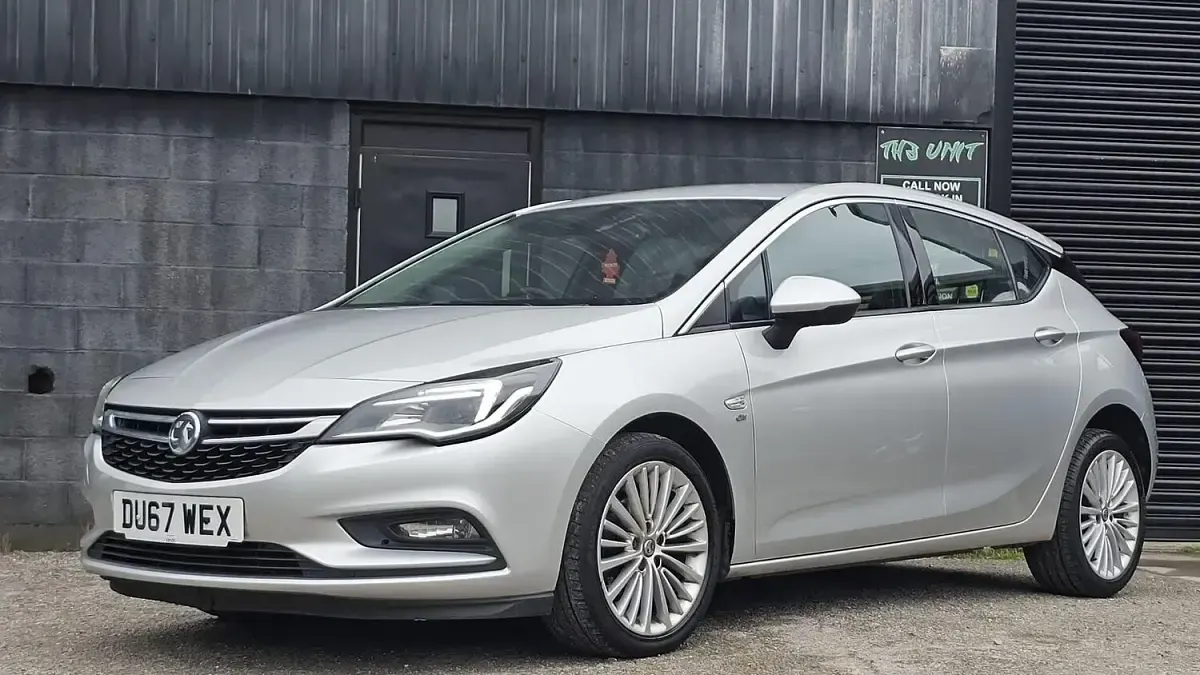 Used Vauxhall Astra Elite 150 HP (110 kW) 2018 Silver Hatchback