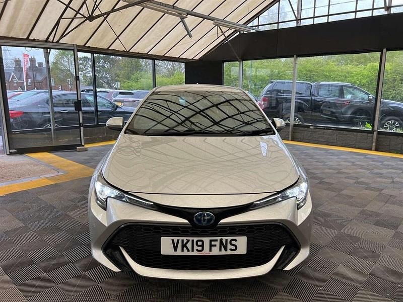 Begagnad Toyota Corolla 122 HK (89 kW) 2019 Silver Halvkombi