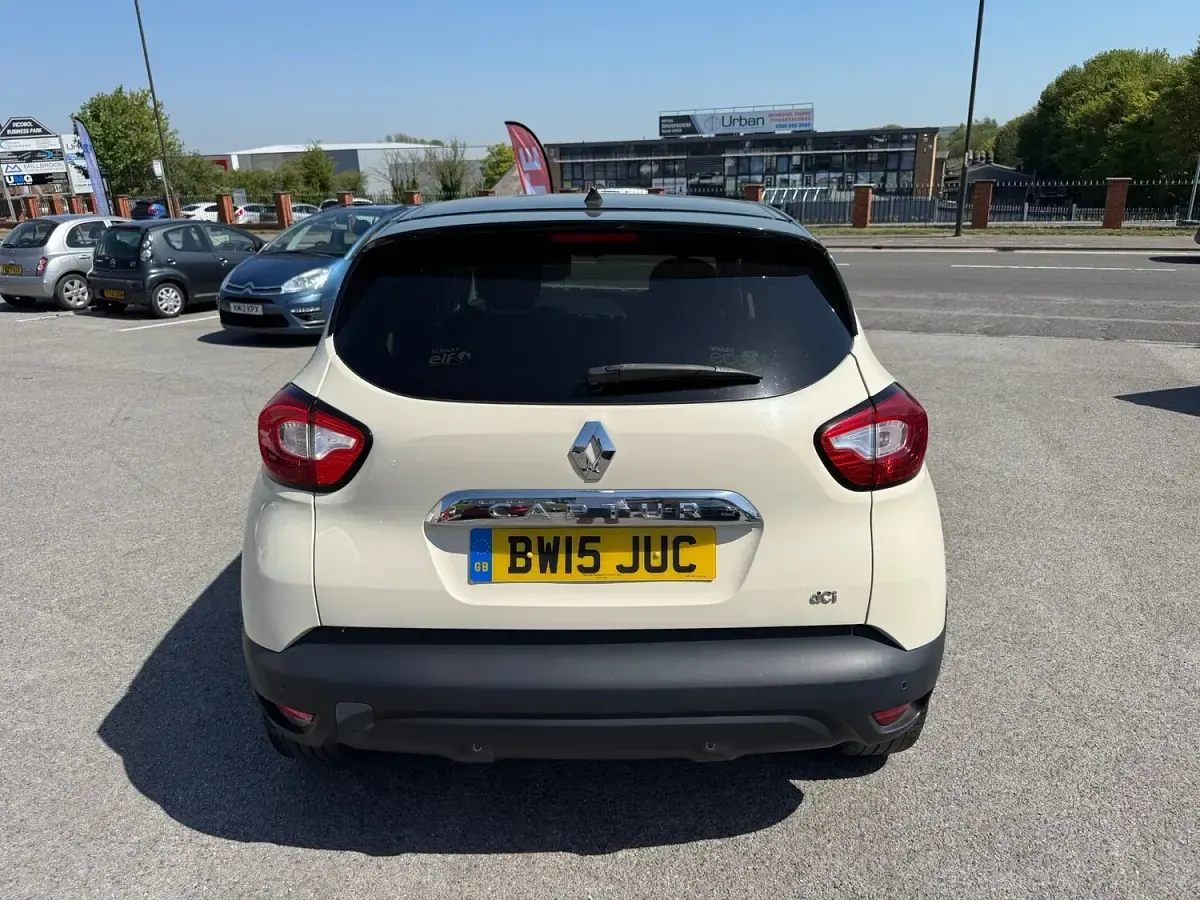 Used Renault Captur Dynamique 90 HP (66 kW) 2015 White SUV