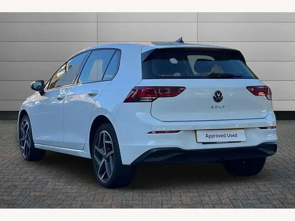 Used VW Golf VIII Life 110 HP (80 kW) 2023 Pure white Hatchback