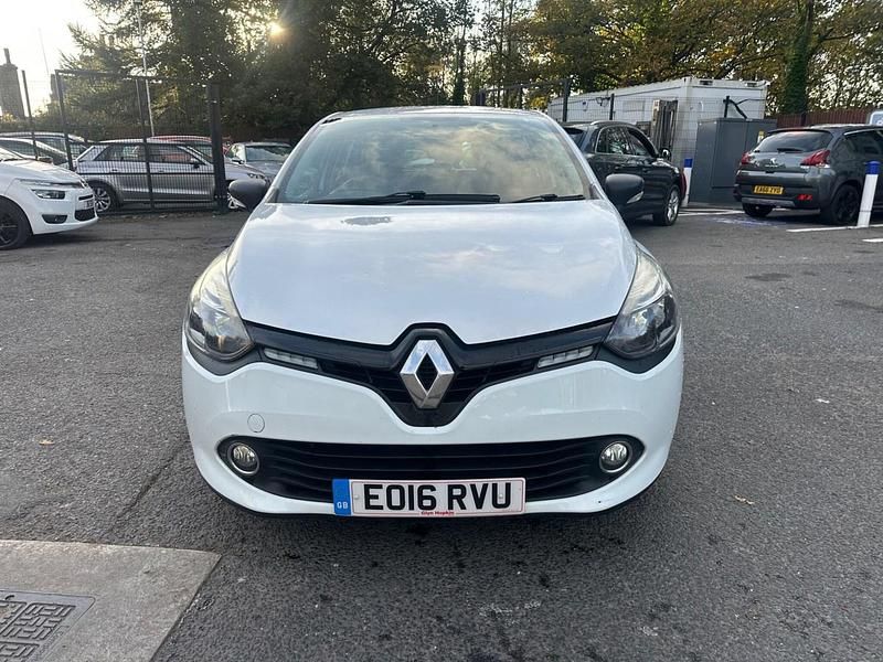 Used Renault Clio IV Play 90 HP (66 kW) 2016 White Hatchback