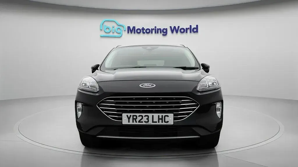 Usado Ford Kuga Titanium 150 HP (110 kW) 2023 Preto SUV