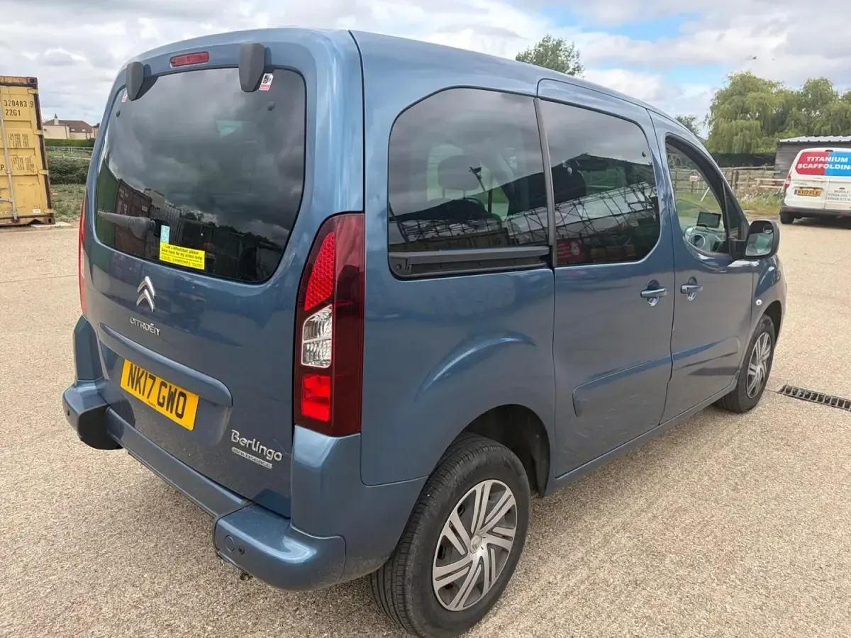 Used Citroën Berlingo Feel 99 HP (72 kW) 2017 Blue MPV