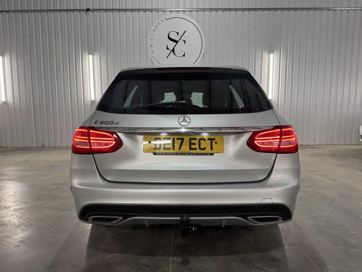 Usado Mercedes C200 AMG line 2017 Plateado Familiar