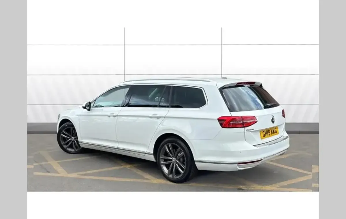 Used VW Passat GT 150 HP (110 kW) 2019 White Estate