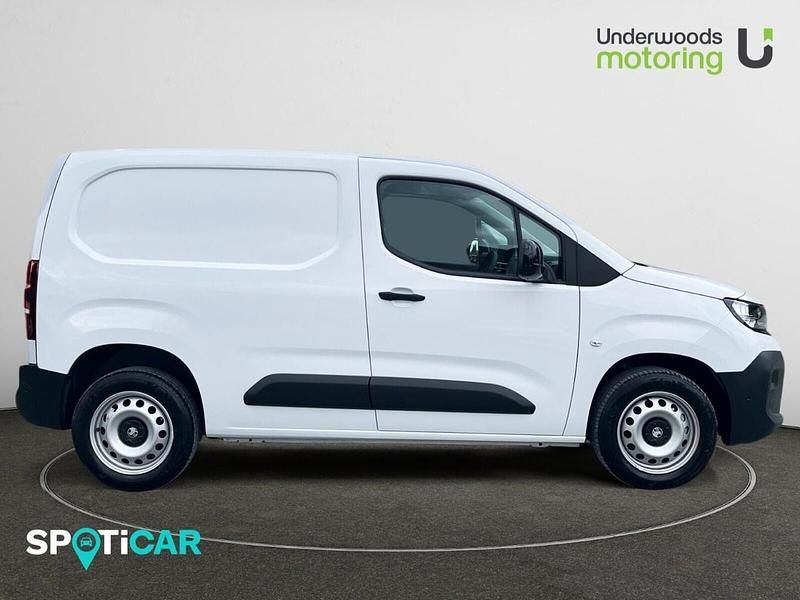 New Vauxhall Combo 101 HP (74 kW) 2025 White MPV