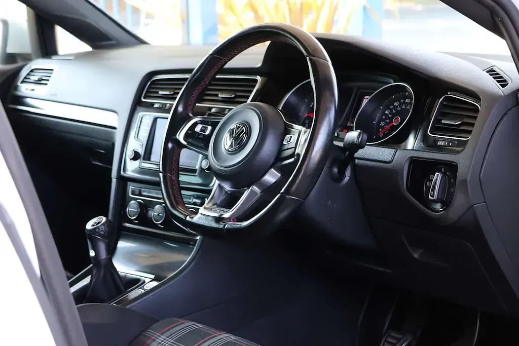 Used VW Golf VII GTI 230 HP (169 kW) 2016 White Hatchback