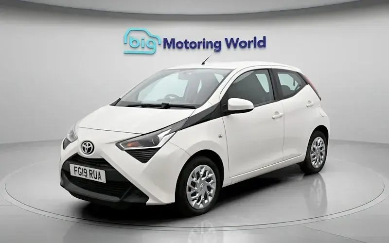 Used Toyota Aygo X-play 72 HP (52 kW) 2019 White Hatchback
