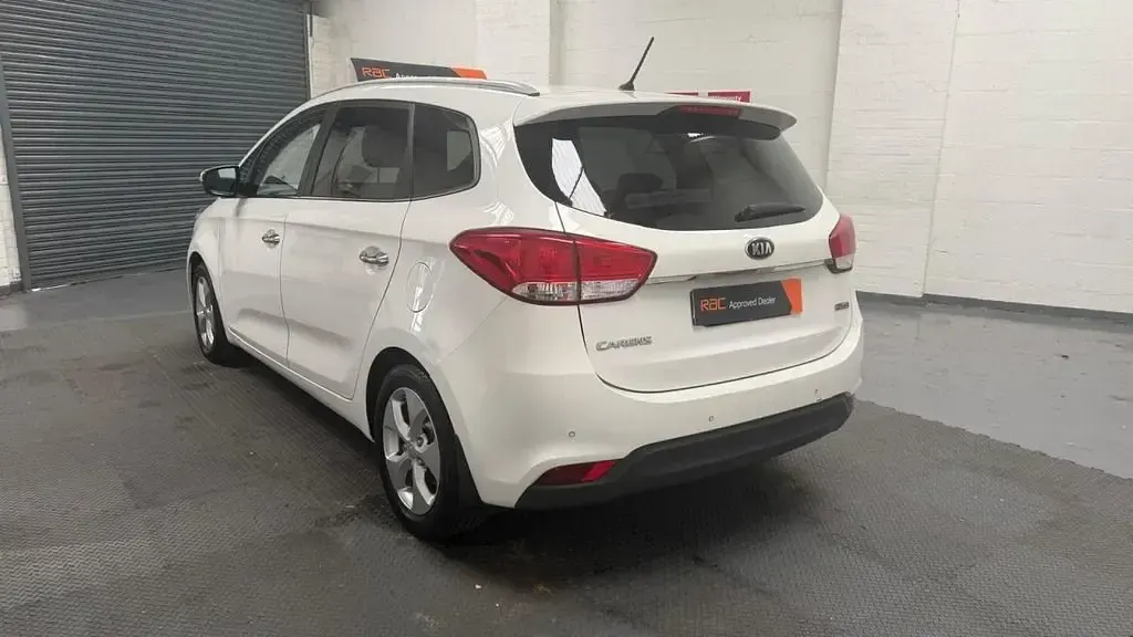 Usado Kia Carens 114 HP (83 kW) 2015 Branco Monovolume