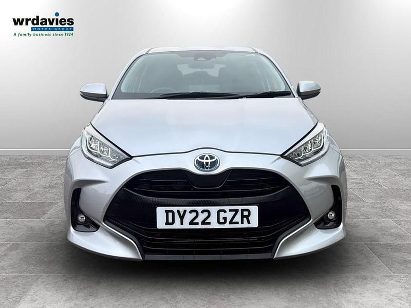 Used Toyota Yaris Hybrid Design 2022 Silver metalic Hatchback
