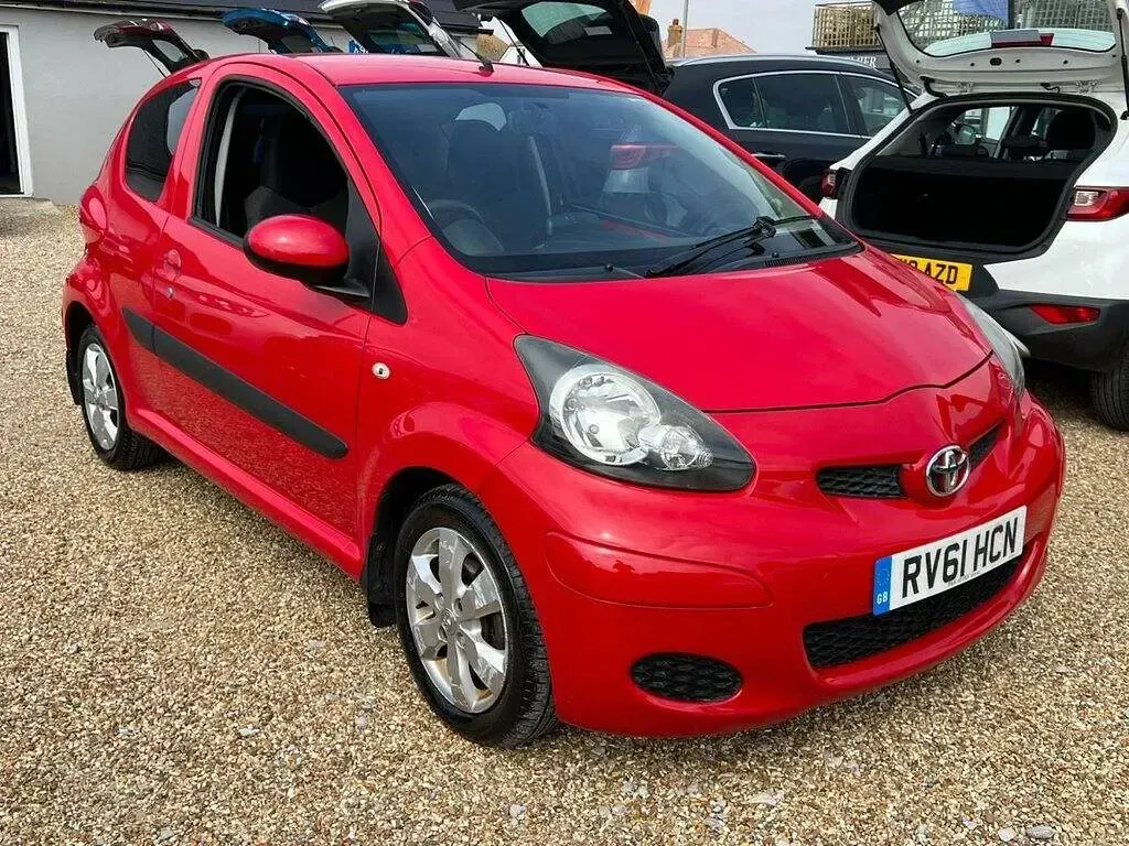 Used Toyota Aygo 67 HP (49 kW) 2012 Red Hatchback