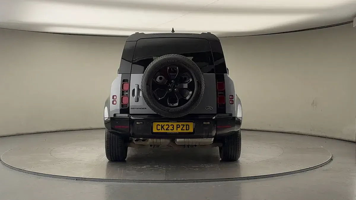 Used Land Rover Defender Dynamic 300 HP (220 kW) 2023 Eiger grey SUV