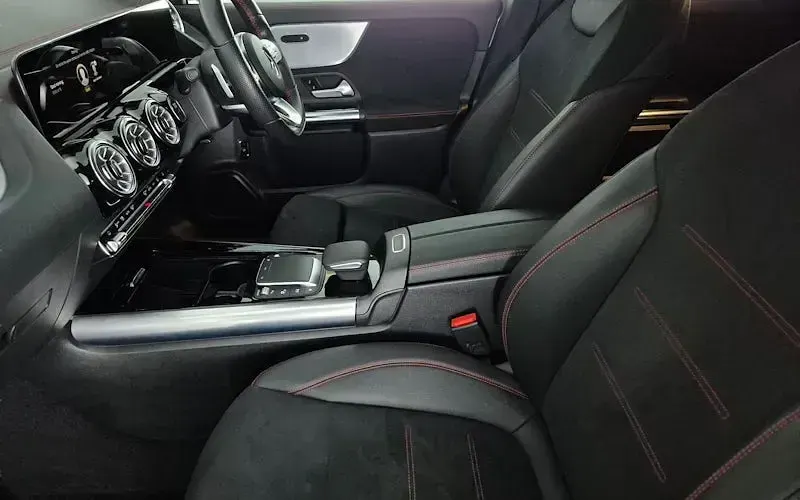 Begagnad Mercedes EQA300 AMG line 167 kW (228 HK) 2022 Grå SUV