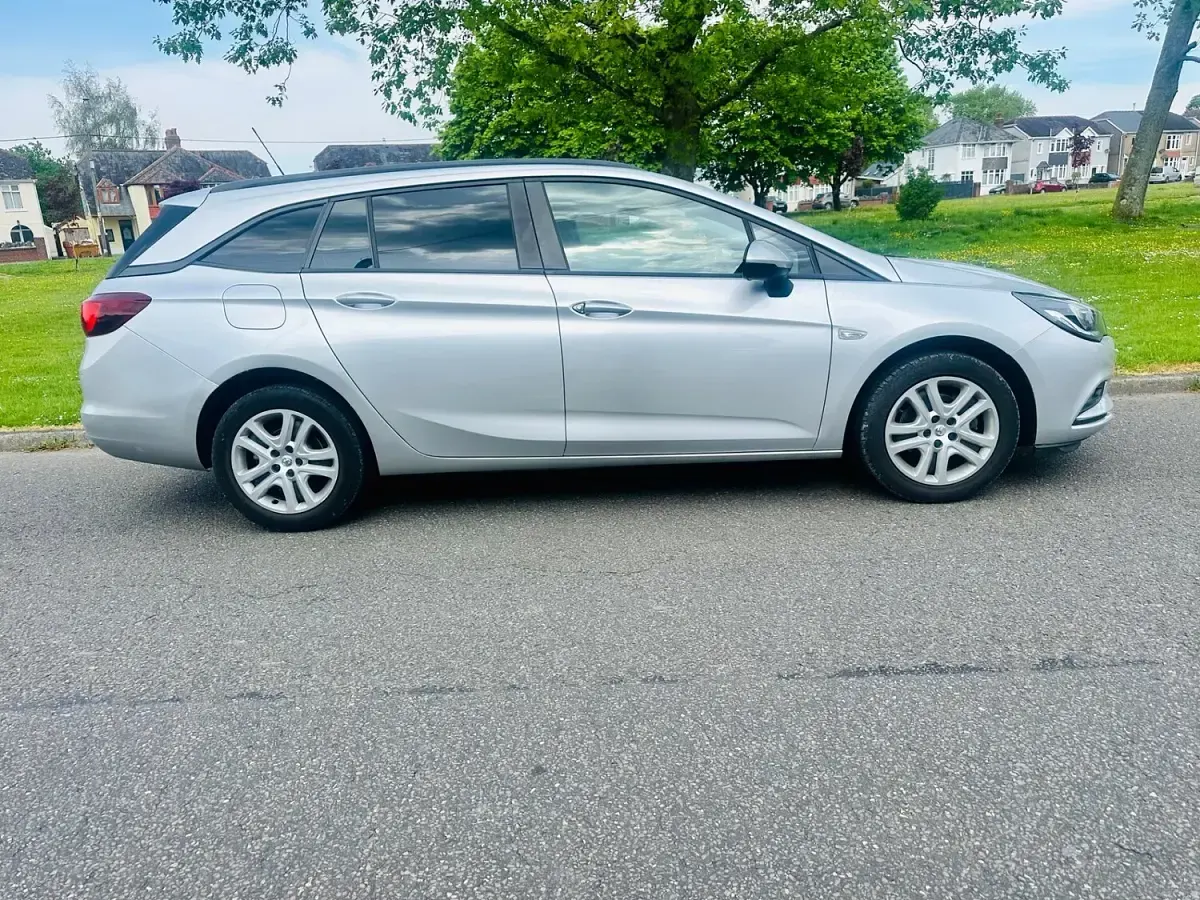Used Vauxhall Astra Design Edition 105 HP (77 kW) 2019 Silver Estate