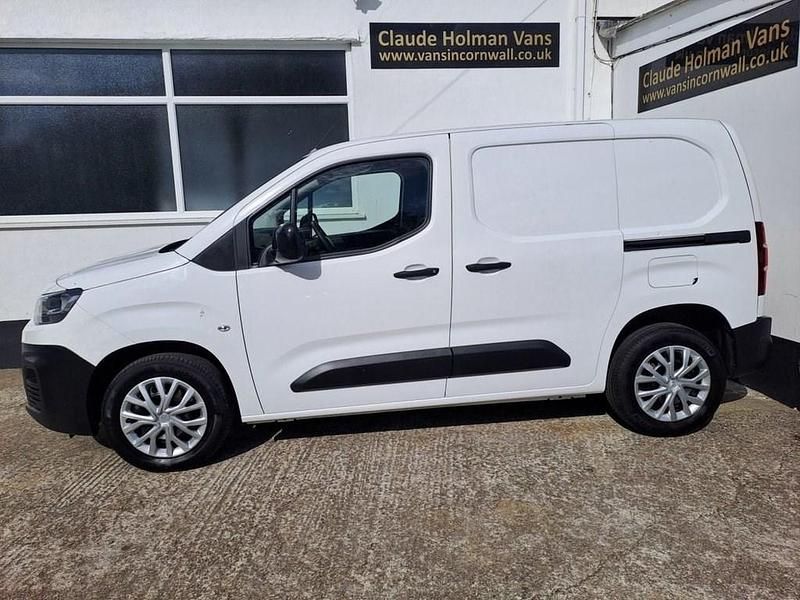 Used Citroën Berlingo 102 HP (75 kW) 2021 White MPV