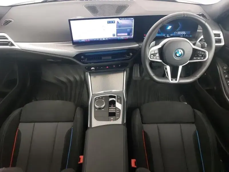 Begagnad BMW 330e M Sport 288 HK (211 kW) 2025 Vit