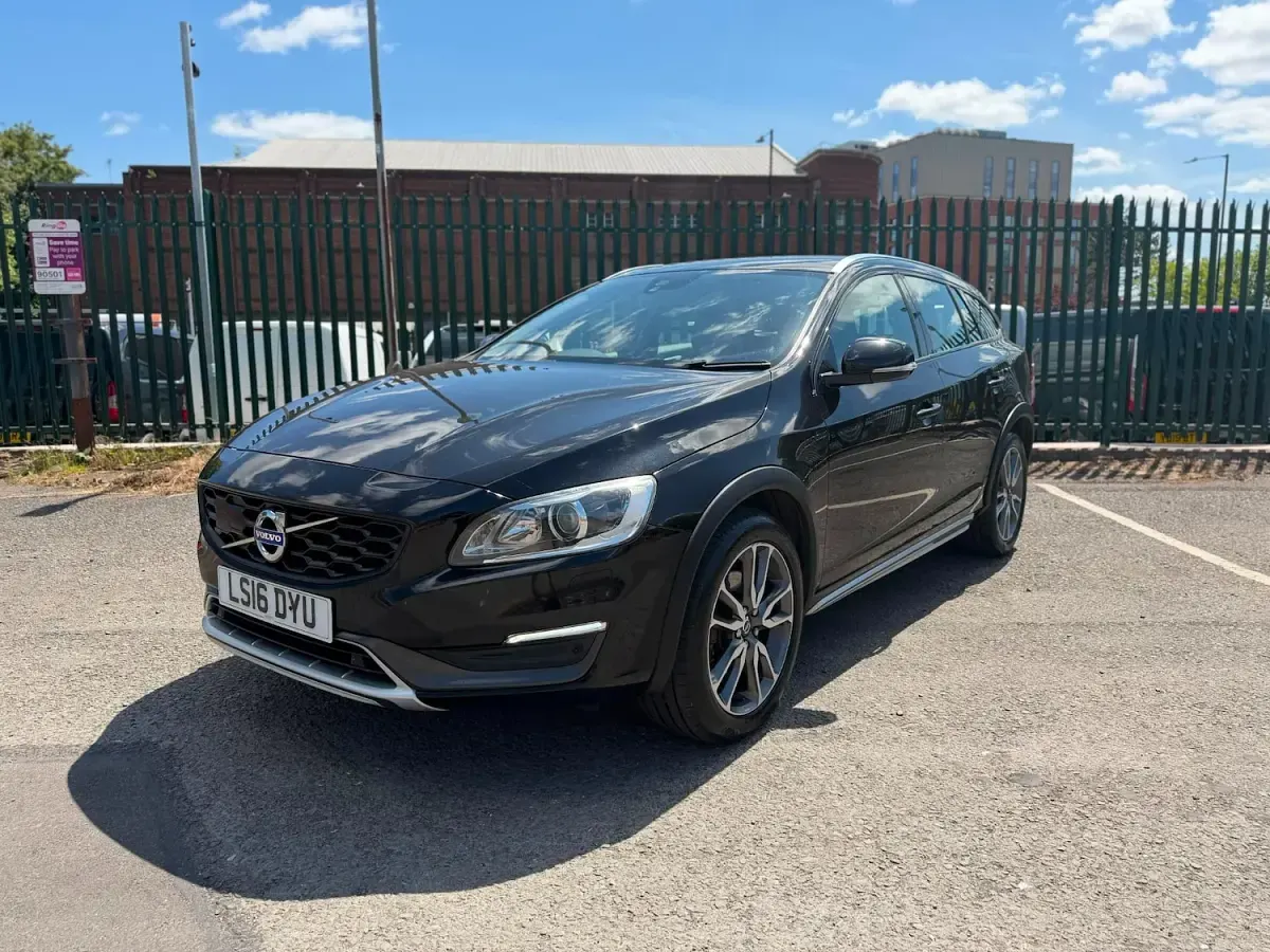 Used Volvo V60 CC 190 HP (139 kW) 2016 Black Estate