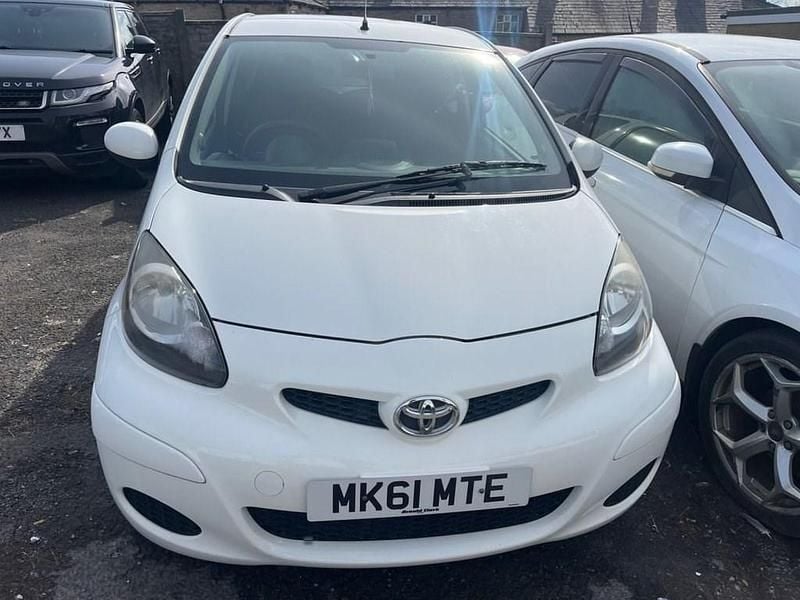Used Toyota Aygo 67 HP (49 kW) 2011 White Hatchback