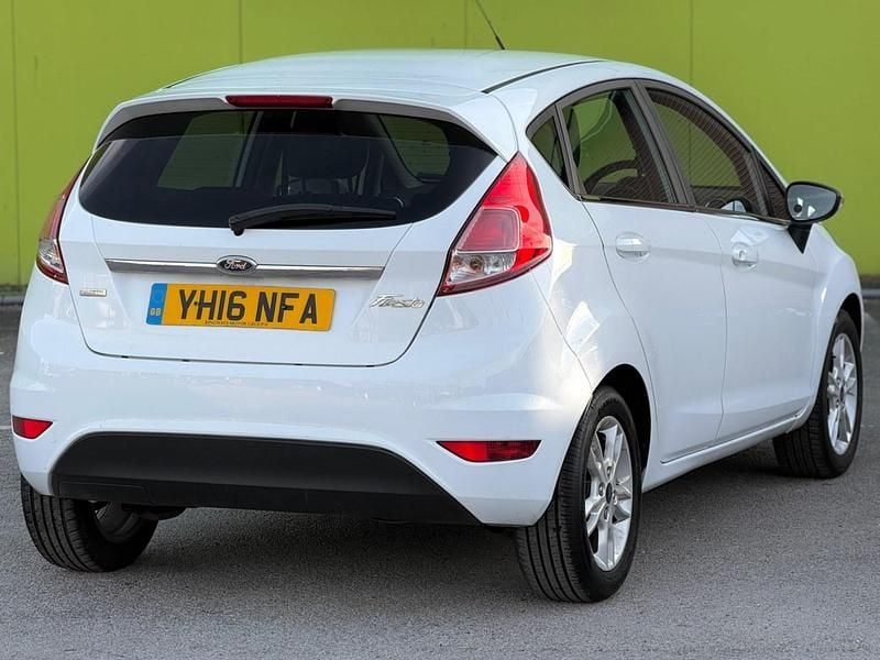 Usado Ford Fiesta Zetec 2016 Branco Citadino