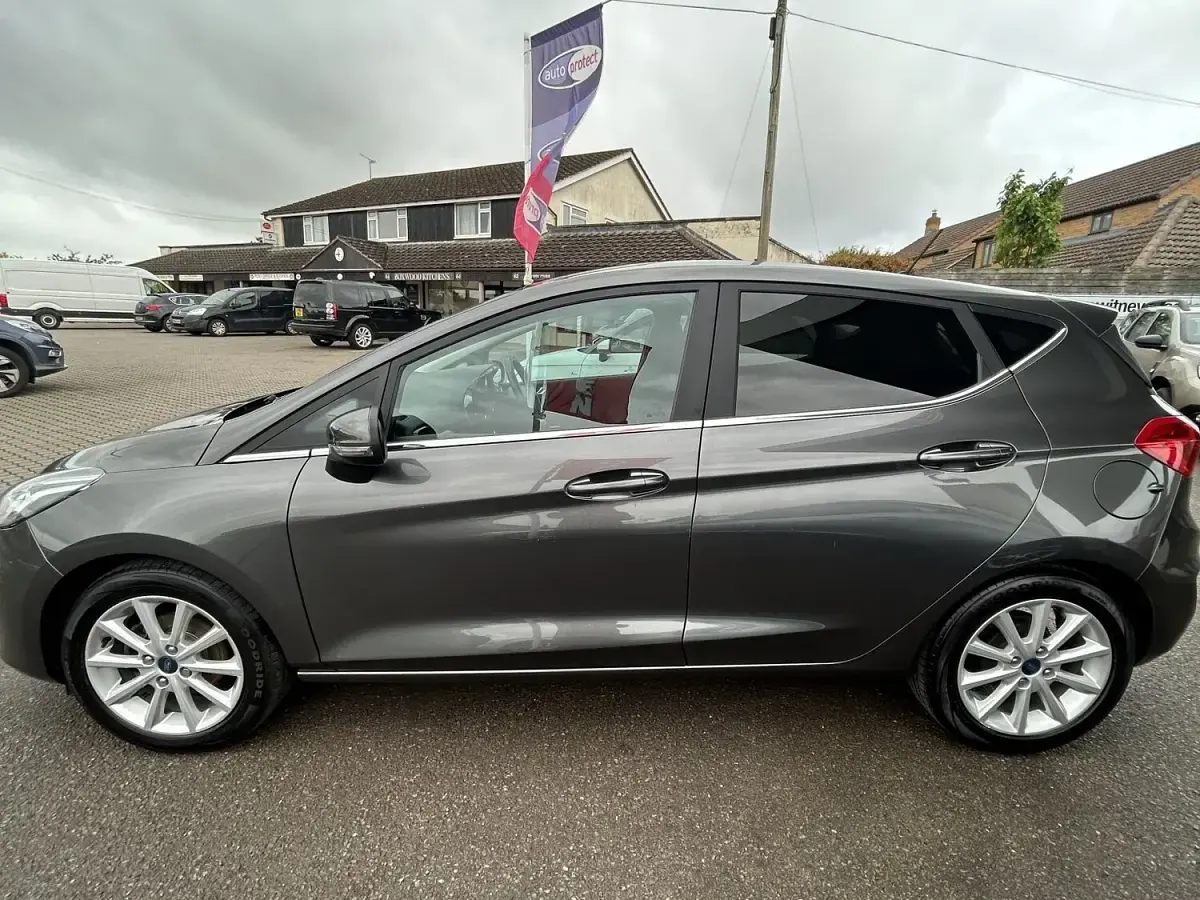 Used Ford Fiesta Titanium 100 HP (73 kW) 2018 Grey Hatchback