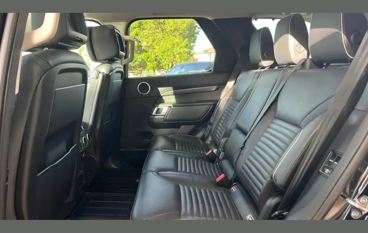 Used Land Rover Discovery HSE Luxury 306 HP (225 kW) 2018 Solid  santorini black SUV