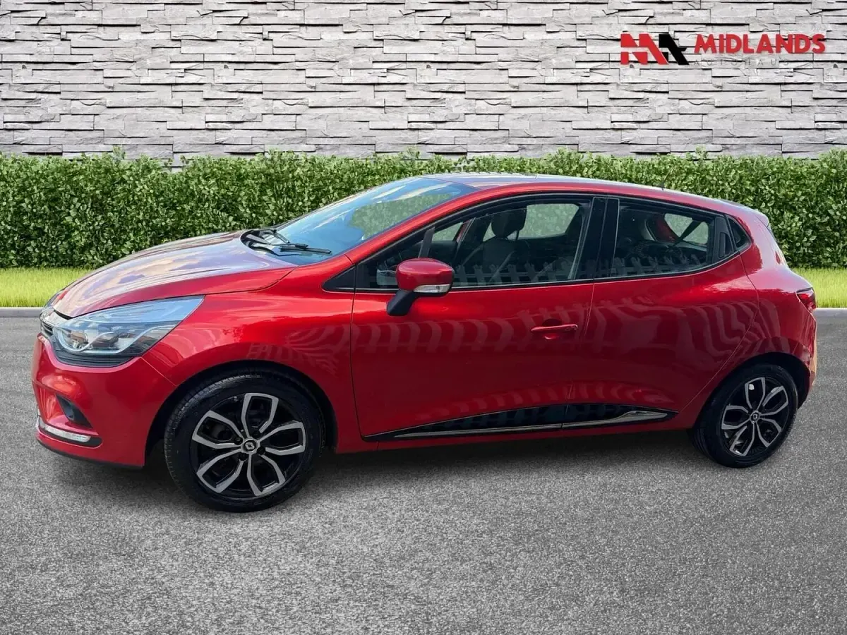 Used Renault Clio Play 90 HP (66 kW) 2018 Red Hatchback