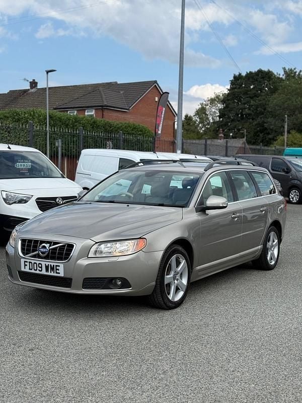 Gold Used 2009 Volvo V70 SE Estate | £4,995 (Expensive) - Image 1/4