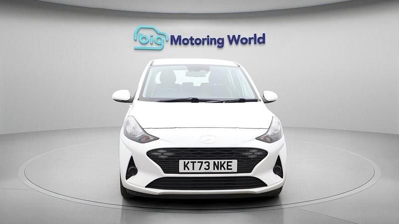 Used Hyundai i10 Advanced 67 HP (49 kW) 2024 White Hatchback