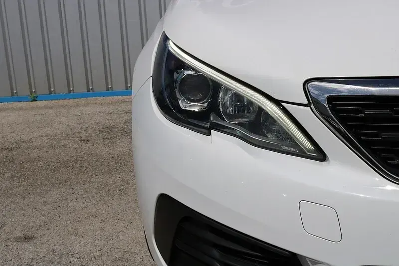 Used Peugeot 308 Access 100 HP (73 kW) 2018 White Hatchback