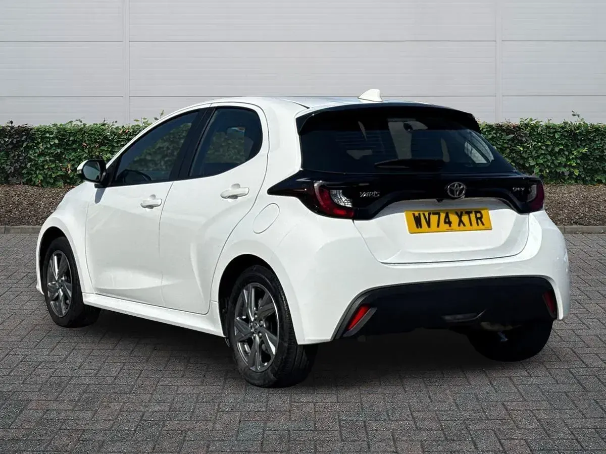 Used Toyota Yaris 116 HP (85 kW) 2024 White Hatchback