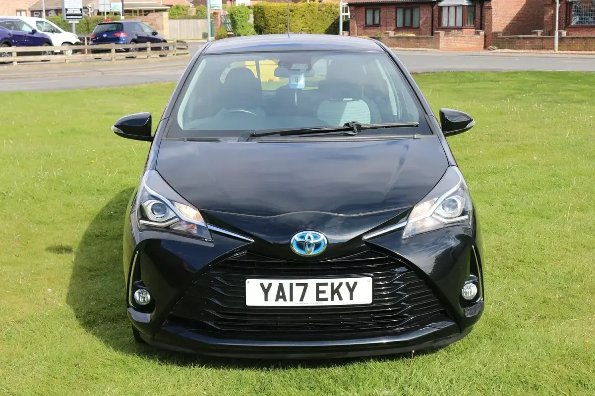 Używany Toyota Yaris Hybrid 2017 Czarny Hatchback