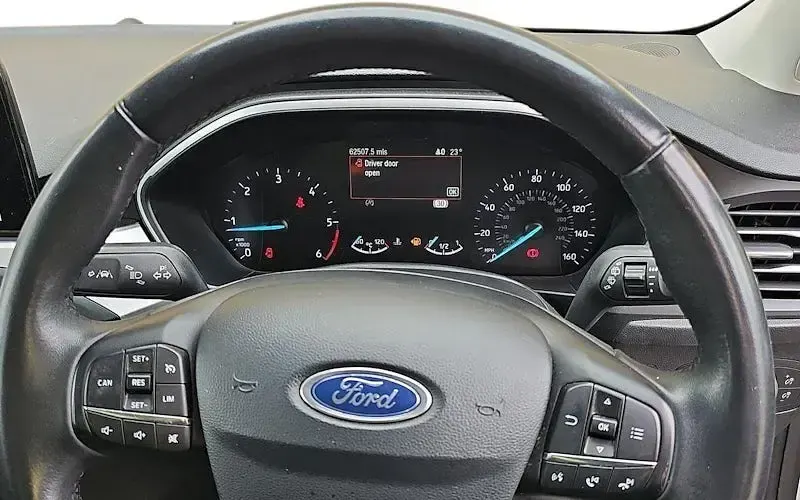 Used Ford Focus Zetec 120 HP (88 kW) 2019 White Hatchback