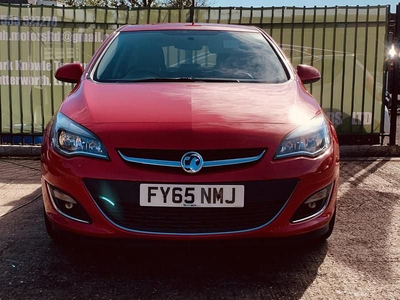 Used Vauxhall Astra SRi 180 HP (132 kW) 2015 Red Hatchback